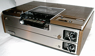 File:Sony LV-1901D (1975) 19 Trinitron Television integrated with first  Betamax recorder SL-6200 X-1, MoMI.jpg - Wikimedia Commons